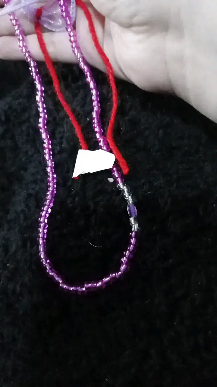 Collar de cuentas moradas y rojas - 1