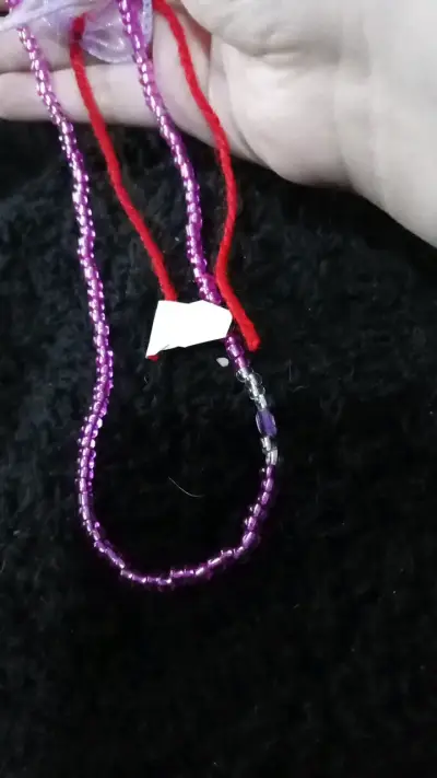 Collar de cuentas moradas y rojas - miniatura 1