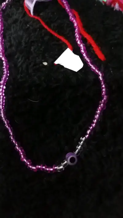 Collar de cuentas moradas y rojas - miniatura 2