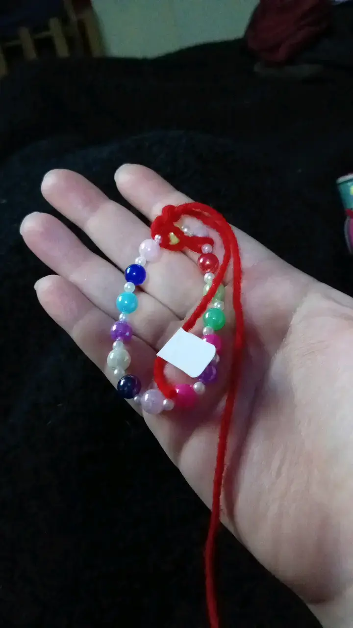 Pulsera de cuentas multicolor con hilo rojo - 1