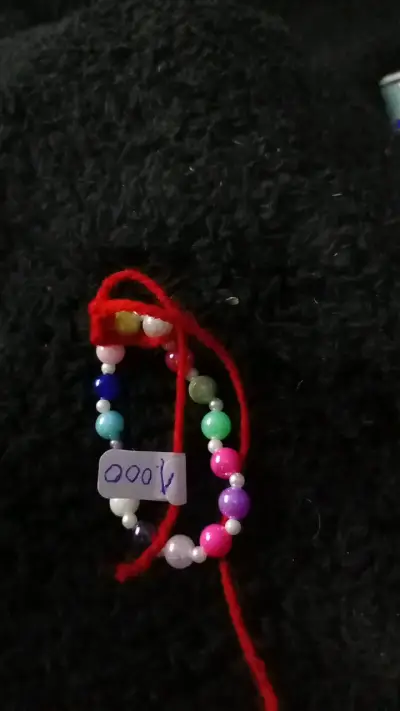 Pulsera de cuentas multicolor con hilo rojo - miniatura 2