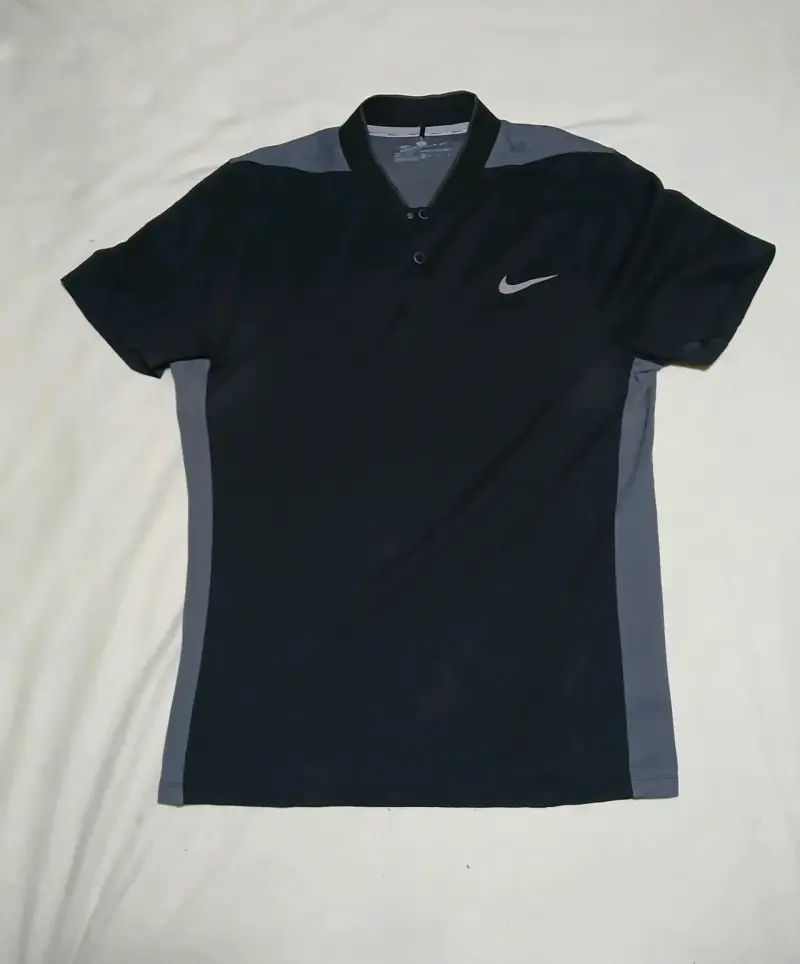 Polera deportiva Nike negra y gris