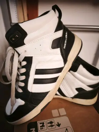 Zapatillas deportivas blancas y negras North Star - miniatura 2