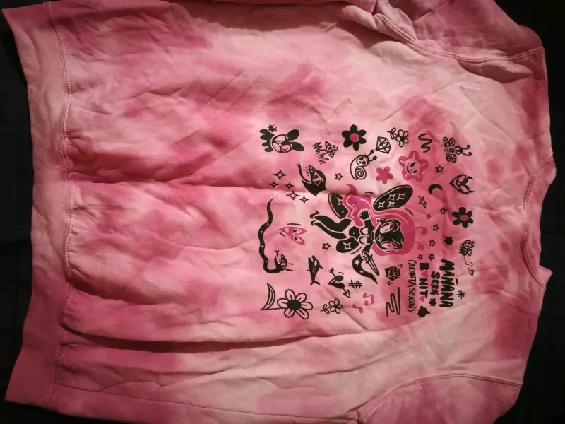 Polerón rosado con diseño gráfico Karol G - 1