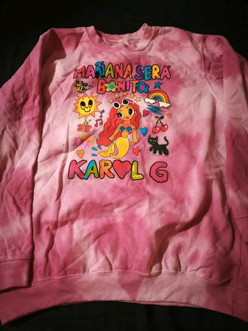 Polerón rosado con diseño gráfico Karol G - 2