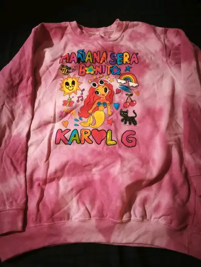 Polerón rosado con diseño gráfico Karol G - miniatura 2