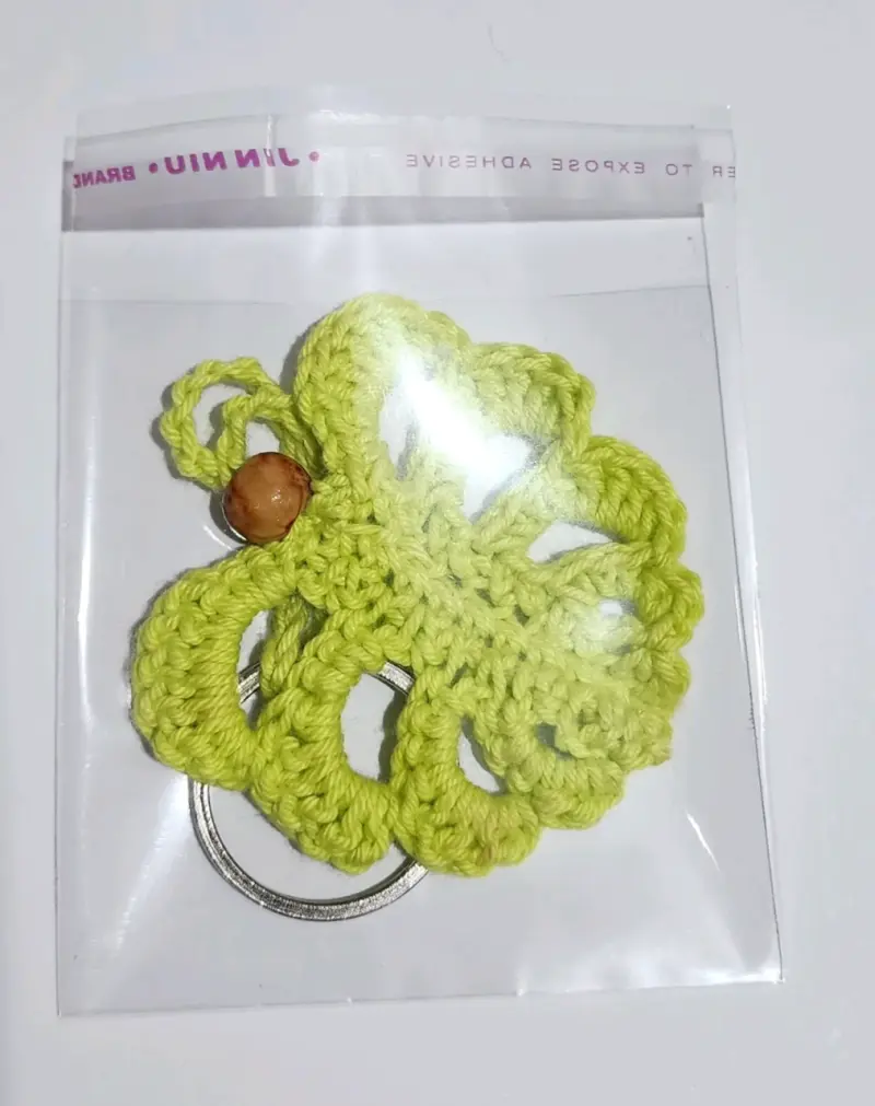 Llavero de crochet verde con adorno de madera