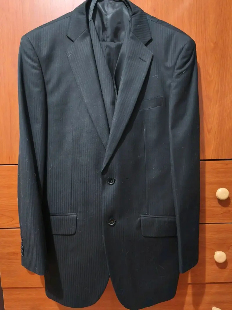 Traje formal de hombre negro a rayas