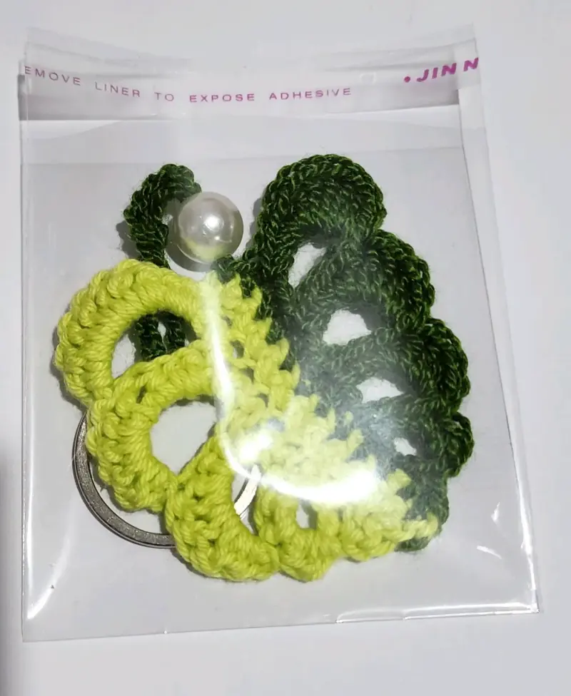 Llavero de crochet verde y amarillo con perla