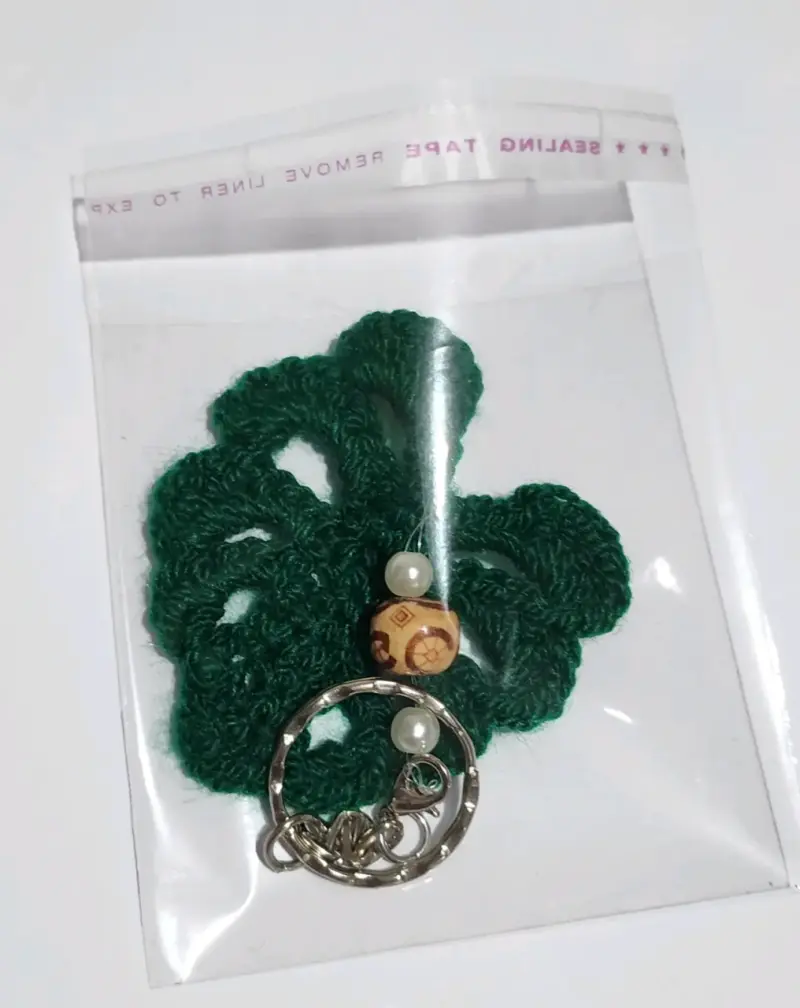 Llavero artesanal con diseño de hoja verde