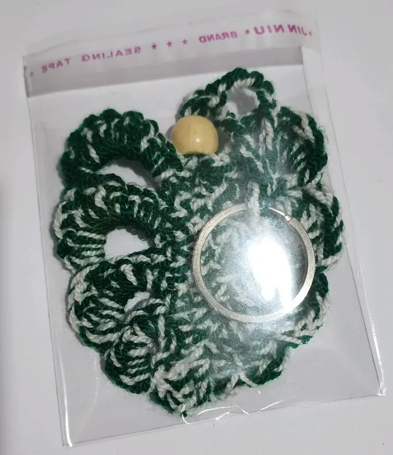 Llavero tejido a crochet verde y blanco