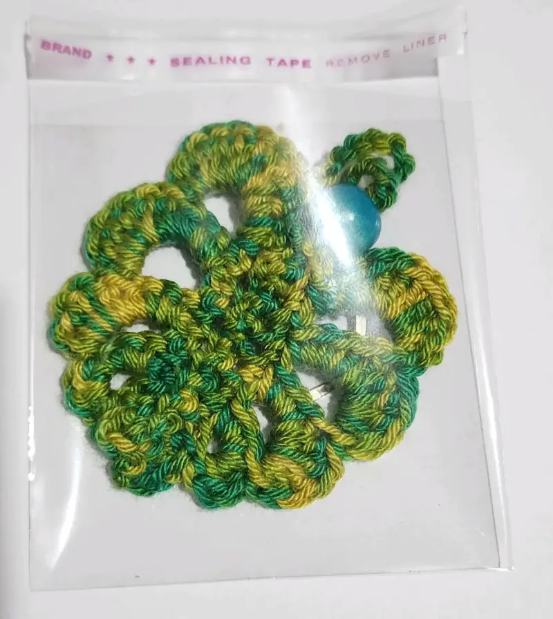 Broche de crochet verde y amarillo