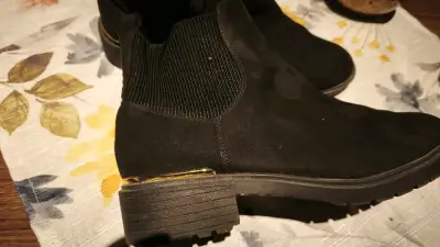 Botines negros de gamuza con detalle dorado - miniatura 1