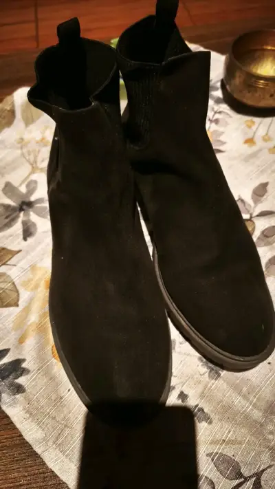 Botines negros de gamuza con detalle dorado - miniatura 2