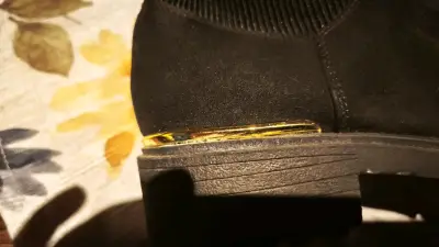 Botines negros de gamuza con detalle dorado - miniatura 3