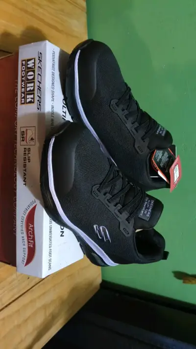 Zapatillas de trabajo Skechers negras antideslizantes - miniatura 1