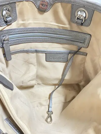 Bolso Tote Calvin Klein Original (Gris Metalizado) - miniatura 4