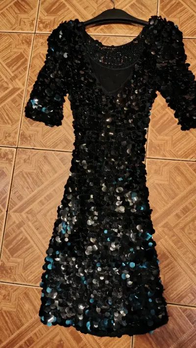Vestido corto de lentejuelas negro elegante - miniatura 1