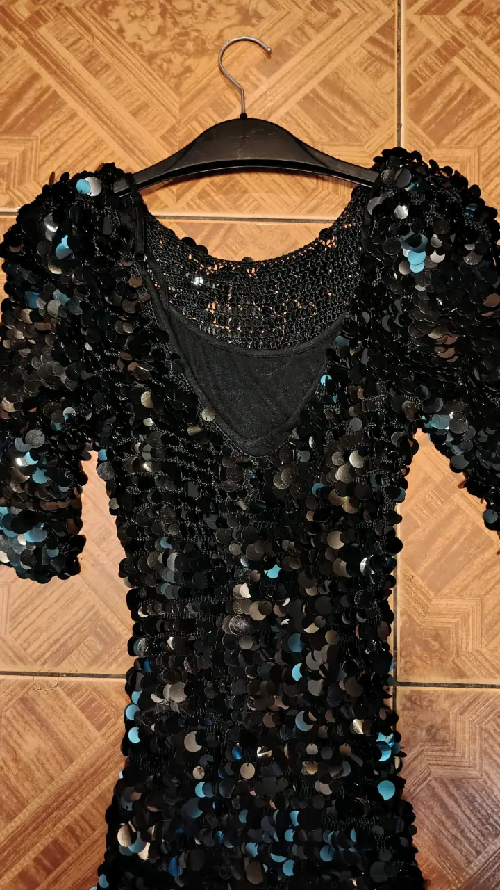 Vestido corto de lentejuelas negro elegante - 3