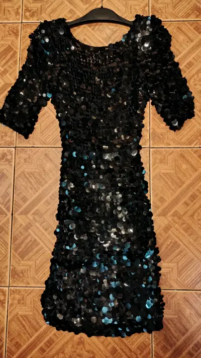 Vestido corto de lentejuelas negro elegante - miniatura 4