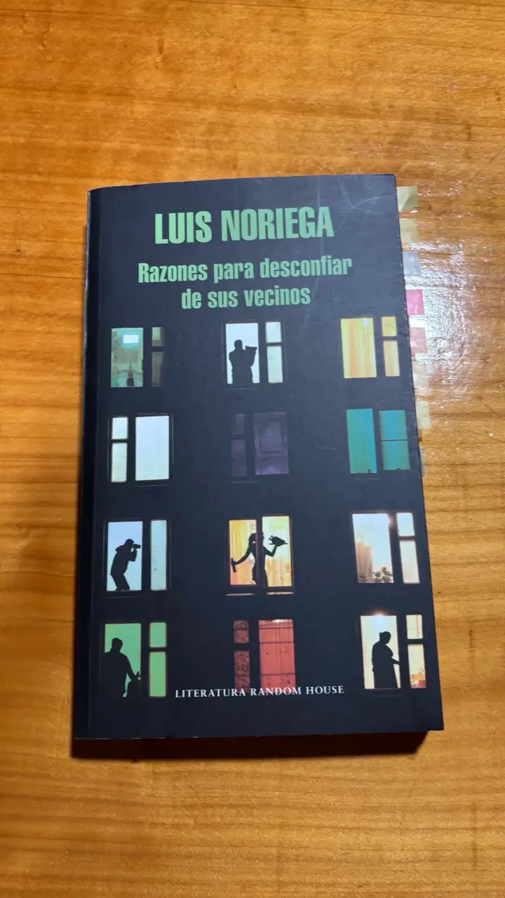Libro 'Razones para desconfiar de sus vecinos' de Luis Noriega - 1