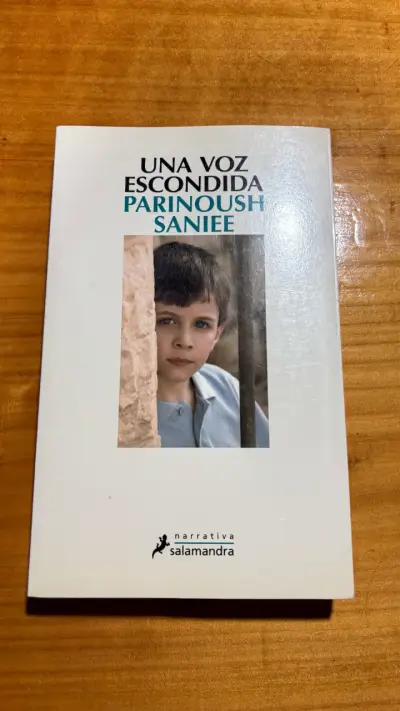 Libro 'Una Voz Escondida' de Parinoush Saniee - miniatura 1