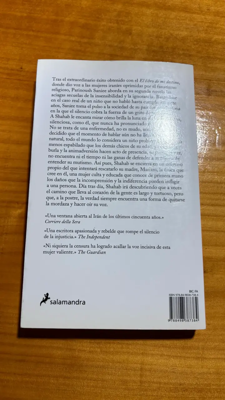 Libro 'Una Voz Escondida' de Parinoush Saniee - 2