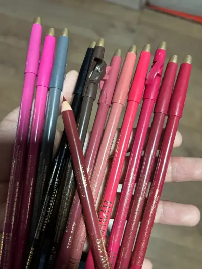 Set de lápices labiales y clips para pestañas - miniatura 1