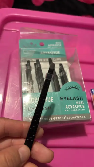 Set de lápices labiales y clips para pestañas - miniatura 2