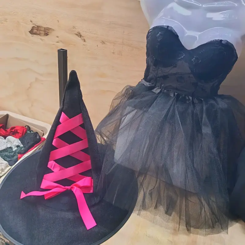 Disfraz de bruja con sombrero negro y rosa