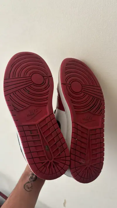 Zapatillas Nike Air Jordan 1 Retro Rojo y Blanco - miniatura 3