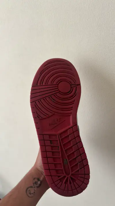 Zapatillas Nike Air Jordan 1 Retro Rojo y Blanco - miniatura 4