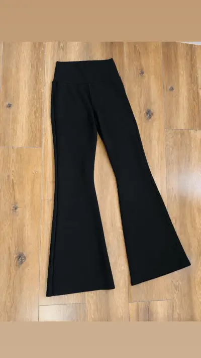 Pantalones acampanados negros para mujer - miniatura 1