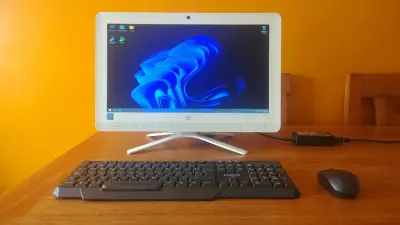 Computador All-in-One HP con teclado y mouse - miniatura 1