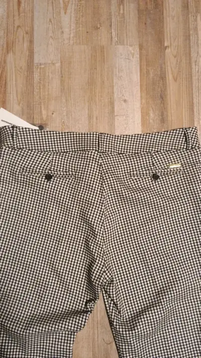 Pantalones a cuadros blanco y negro para mujer - miniatura 2