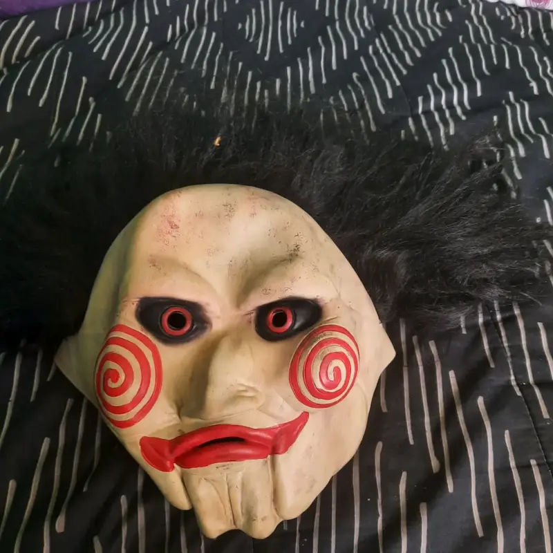 Máscara de disfraz de terror con espirales rojas
