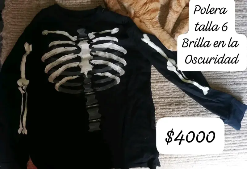 Polera infantil esqueleto que brilla en la oscuridad
