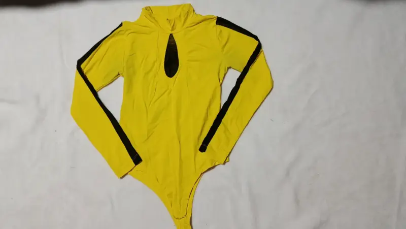 Body amarillo con detalles negros para disfraz