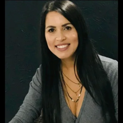 Alynne S.