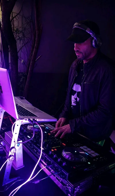 Dj U.