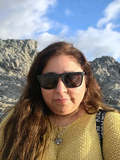Yasna R.